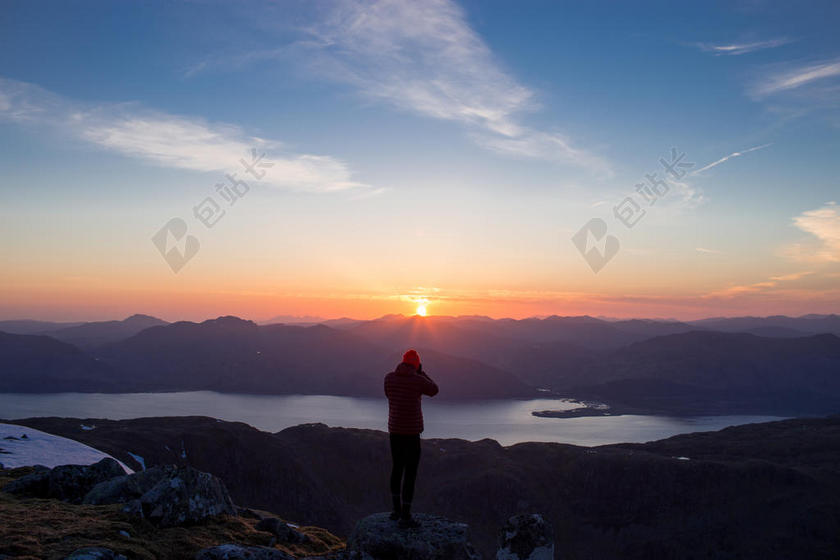 蓝色摄影唯美游客拍摄宣传背景图