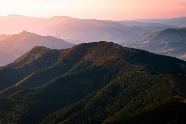 清晨红色的阳光和山岭背景图片