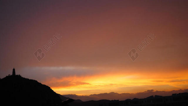 光影模糊黄昏下的天空群山自然光影落日背景图片