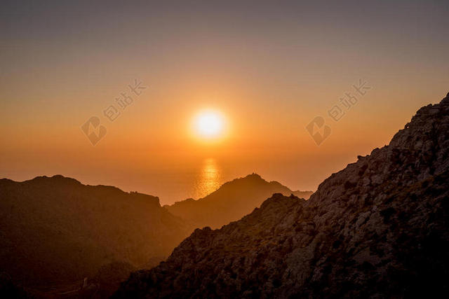 黄色光影温暖夕阳照耀群山自然山野落日背景图片