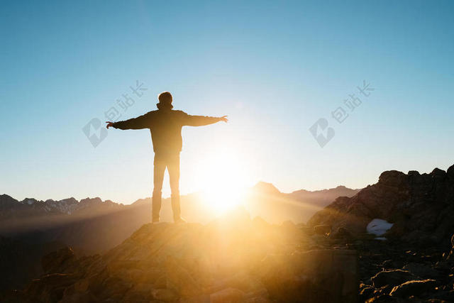 清晨金色的太阳和男人背景图片
