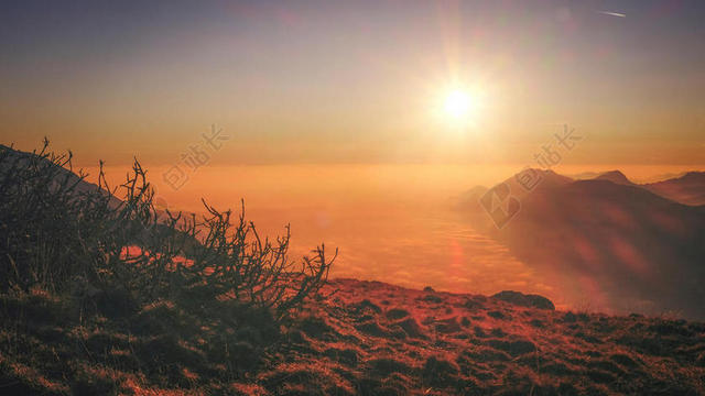 日落 夕阳 太阳 山 山峰 顶峰 景色 云 云朵 天空 山 山峦 山峰