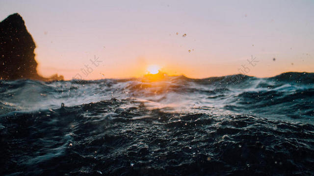 光影透明海平面上的太阳阳光大海背景图片