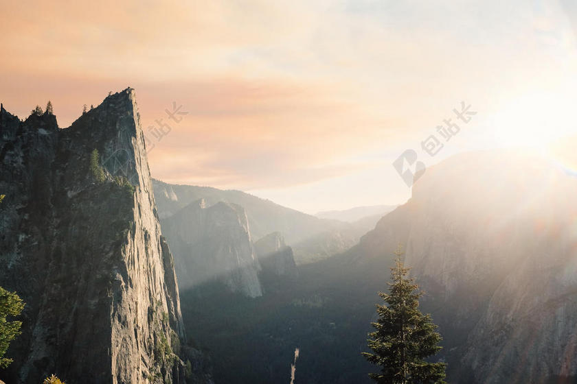 光影炫目阳光照耀群山自然山峰光影背景图片