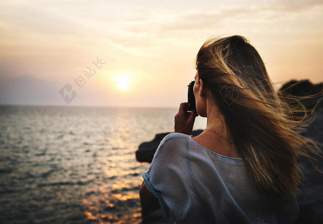 人背影海边拍摄日出的女人背景图片