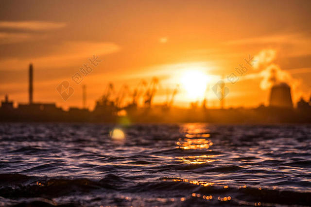 黄色光影夕阳下的海平面大海光影落日背景图片