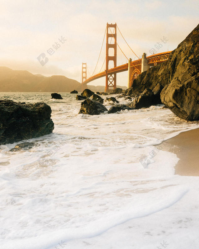旅游唯美海滩岩石大桥宣传背景图片