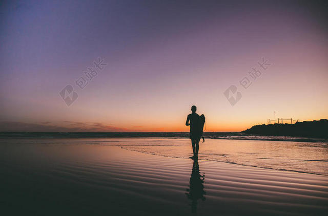 人物温馨紫色天空下海滩边行走的男女情侣爱情旅游自然大海光影背景图片