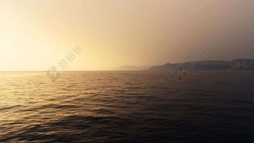 清晨的天际线和薄雾背景图片