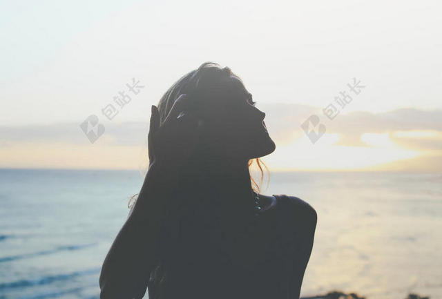 人物安静光照下的海边女孩人物摄影光影背景图片