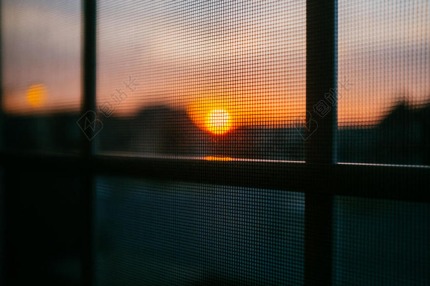 窗外金色的夕阳背景图片