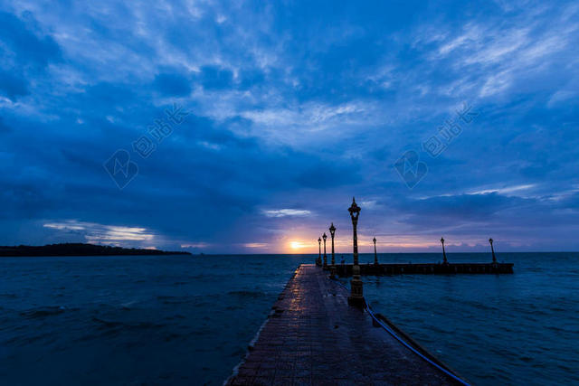 蓝色养眼蓝天下的走道和海绵大海自然夜幕背景图片