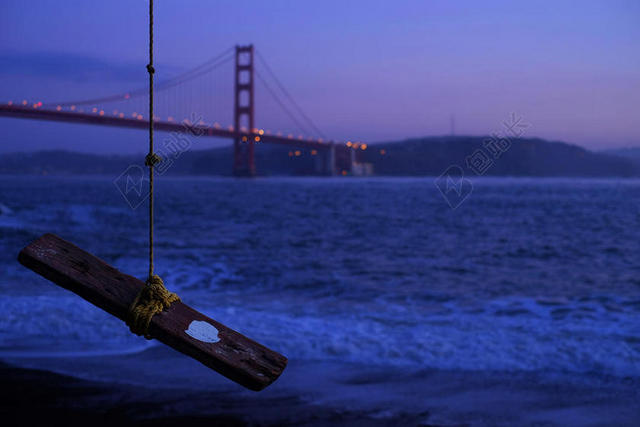 蓝色光影宁静夜幕下的霓虹大桥和海滩大海夜晚户外背景图片