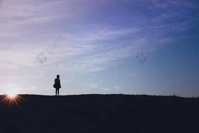 人在山坡上看日出的女人背景图片