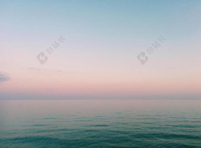 蓝色的海面和干净的天空背景图片