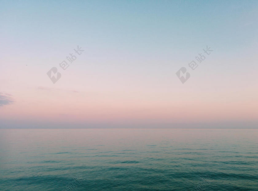 蓝色的海面和干净的天空背景图片