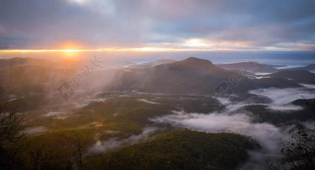 光影云雾群山和阳光光影山野云背景图片