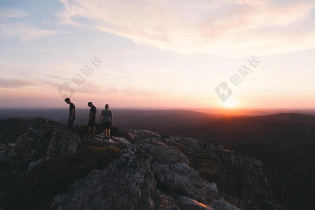 光影和谐夕阳之下的人物群山自然山野运动背景图片