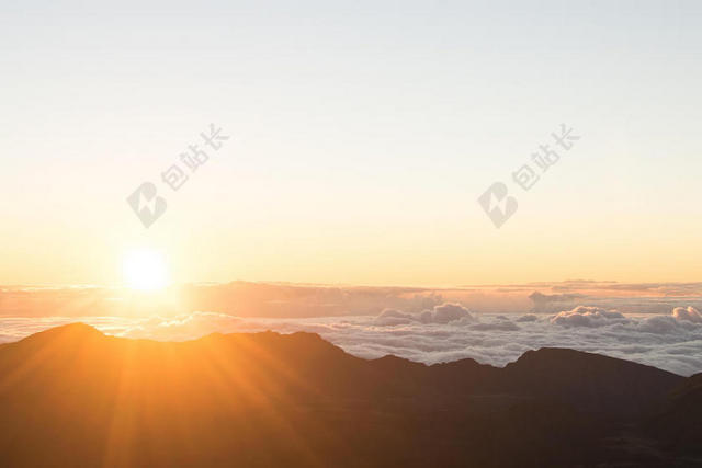 日落 夕阳 太阳 山 山峰 顶峰 景色 天空 山 山峦 山峰