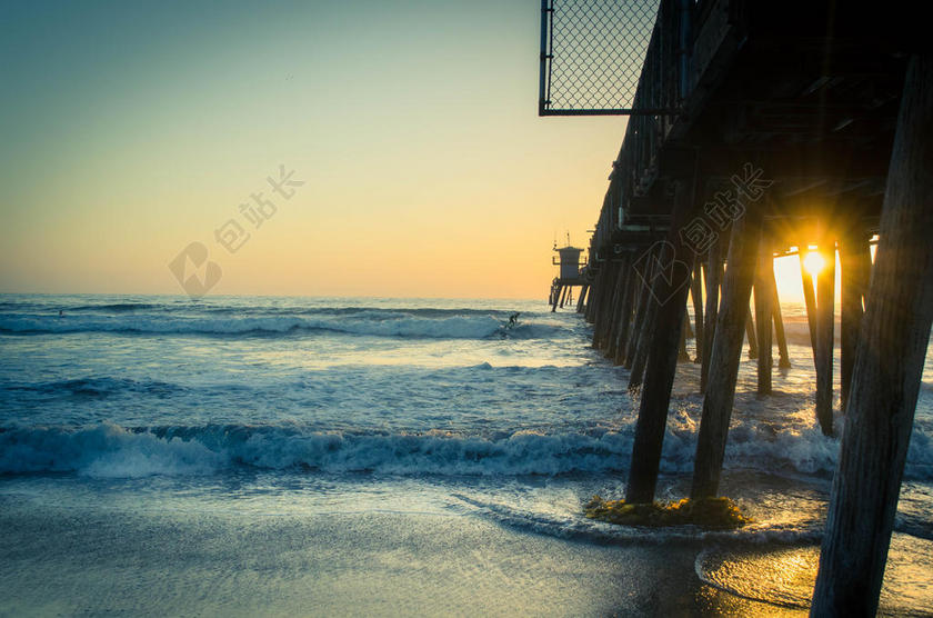 光影文艺阳光下的桥梁和大海自然海面光影背景图片