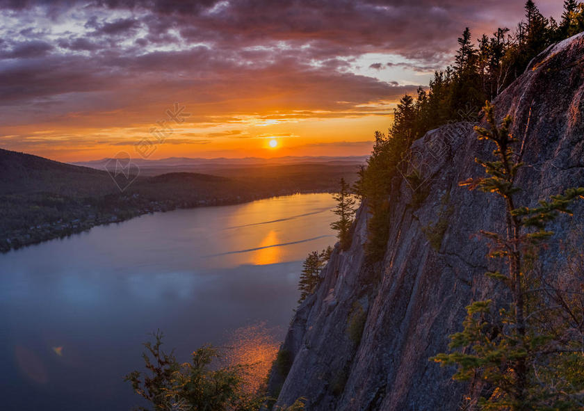 探险自然悬崖峭壁宣传背景图片