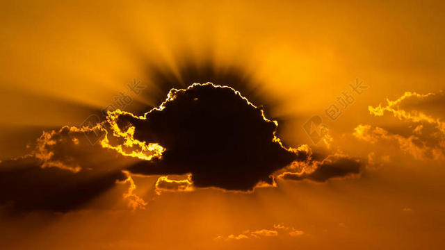 黄色光影夺目云层遮挡的太阳光线光影阳光自然背景图片