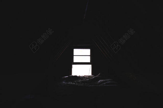 阁楼里的方形窗背景图片