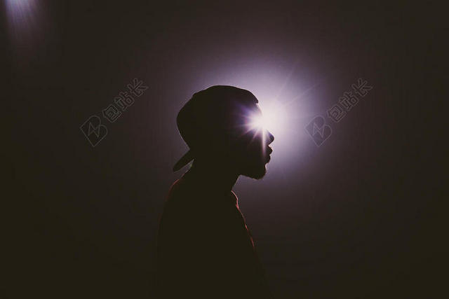 黑白人物鲜明光影下的男子侧颜照摄影人物光线背景图片