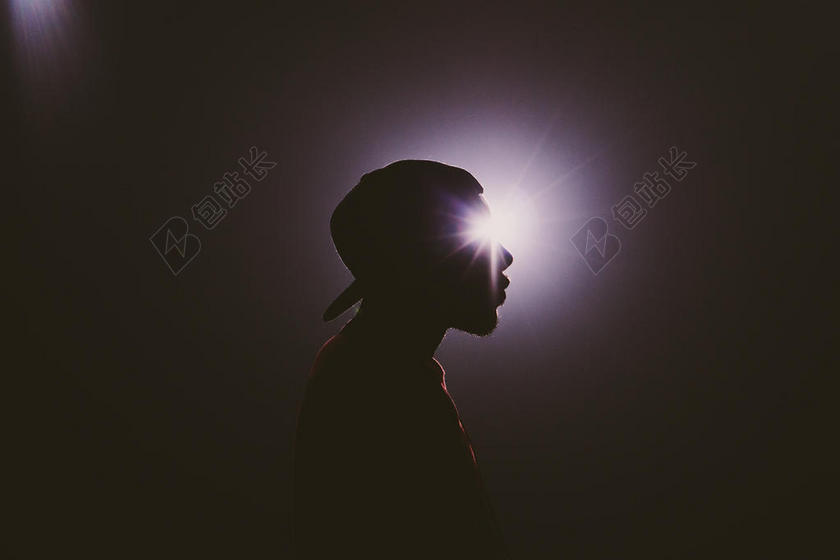 黑白人物鲜明光影下的男子侧颜照摄影人物光线背景图片