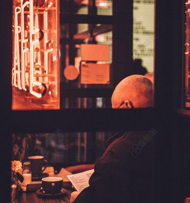 咖啡店里的老人背景图片
