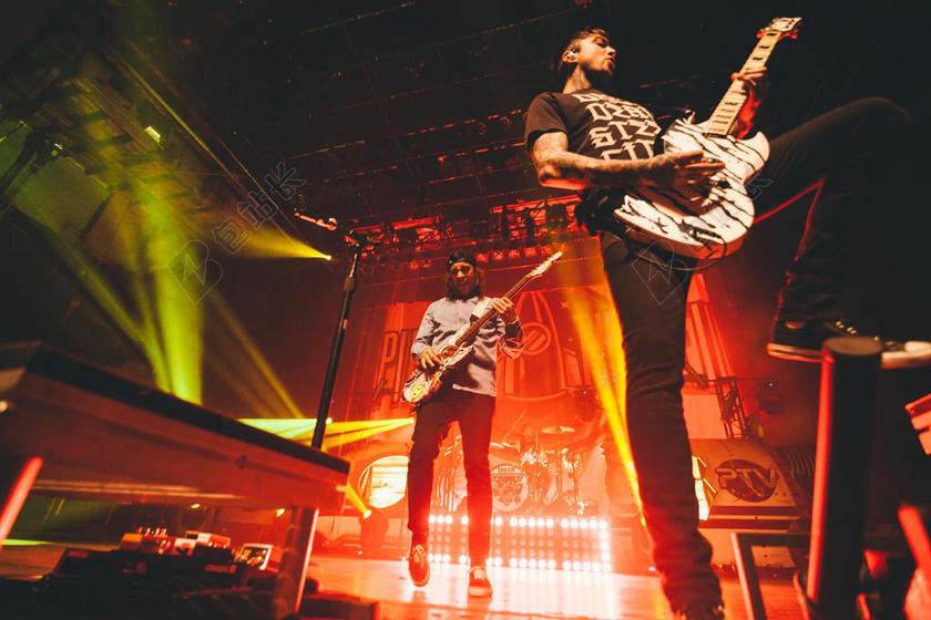 酒吧里的彩灯和吉他乐手背景图片