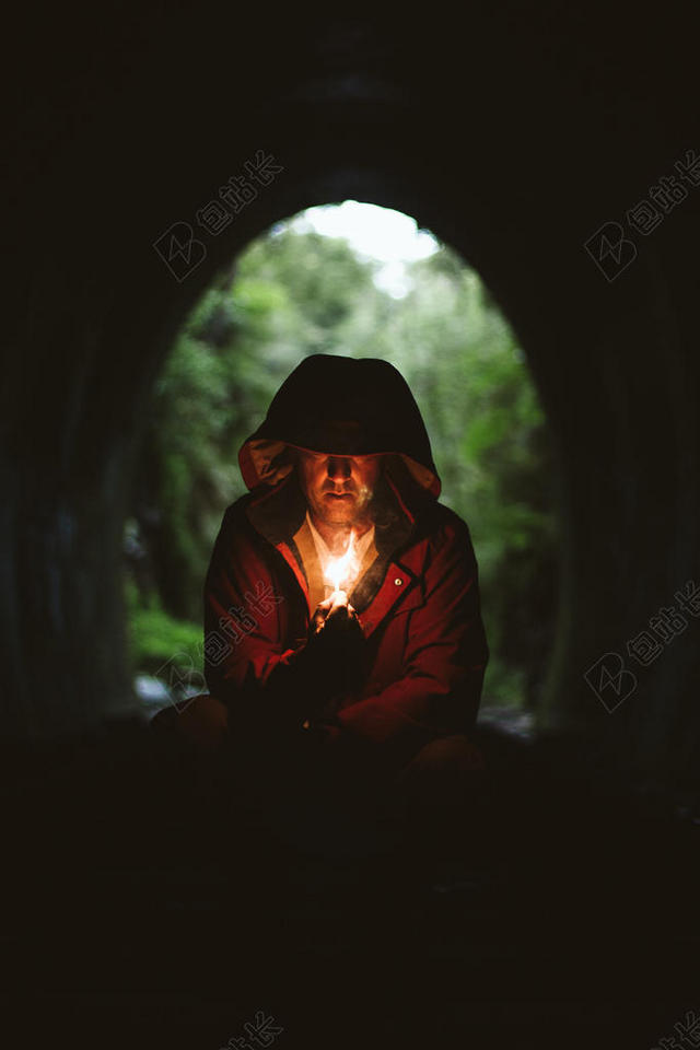 森林间的老人背景图片