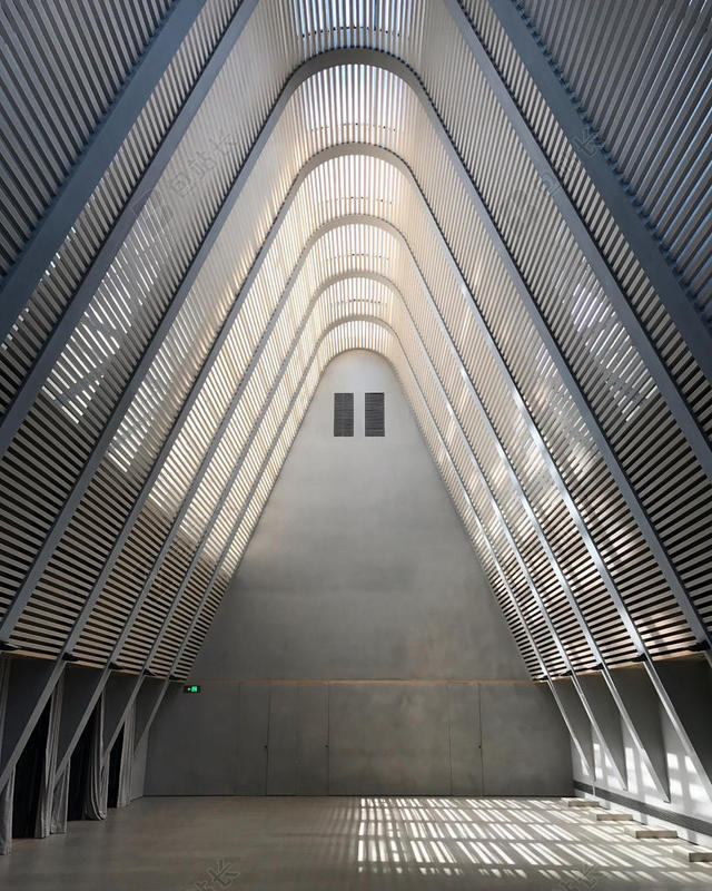 白色建筑现代创意室内的圆顶形建筑室内设计背景图片