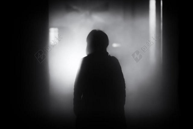 昏暗房间的女人背景图片