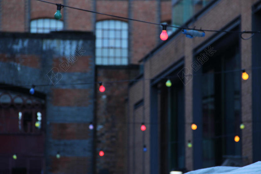 摄影唯美窗外的大街挂满彩灯背景图片