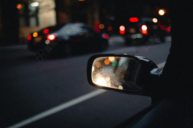 光影彩夜幕马路上的车灯影子光影交通背景图片