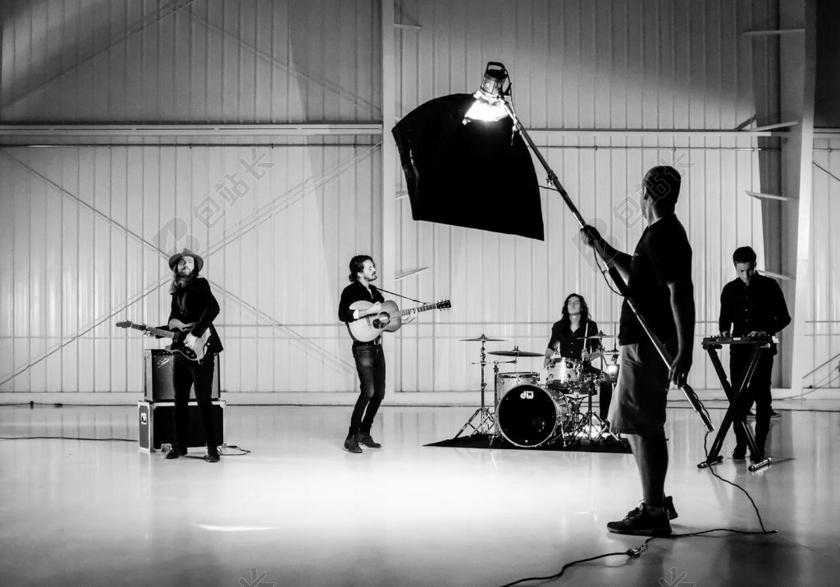 白色摄影室的乐队背景图片