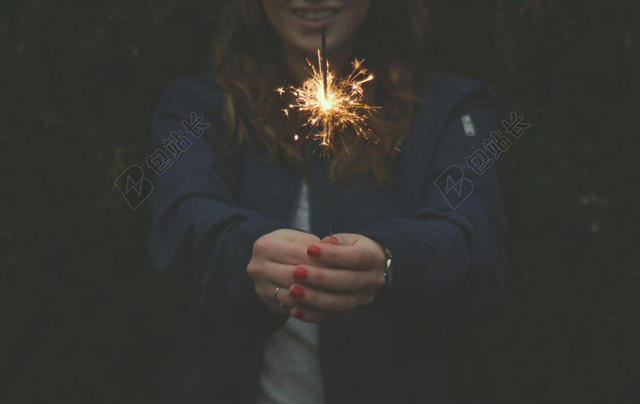 昏黄色广告时尚简约女子手持烟花背景图片