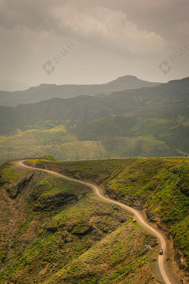 道路弯曲群山之上的公路公路建造山野背景图片