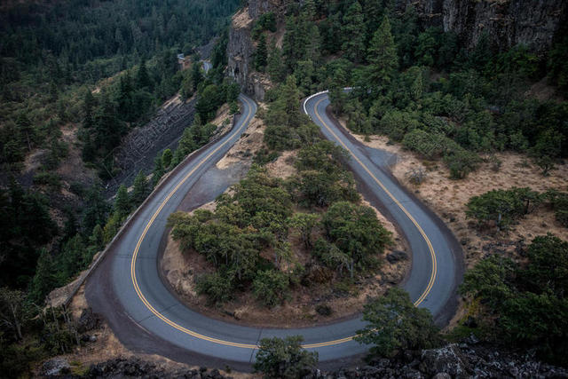 交通山间蜿蜒的公路背景图片