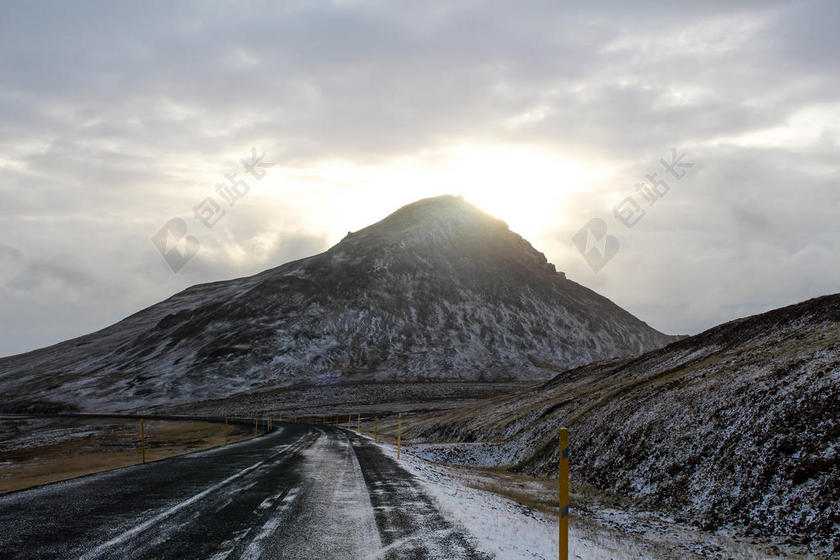 灰色道路阳光群山下的马路野外公路背景图片