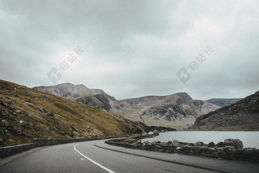 摄影自然下雨的山道背景图片