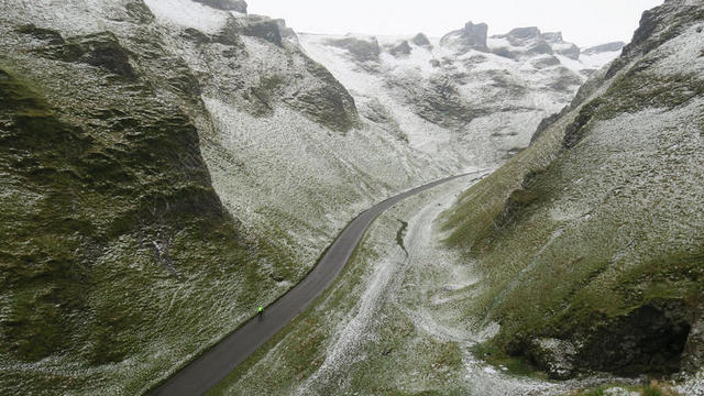 道路鲜明积雪山峰下的柏油路公路背景图片