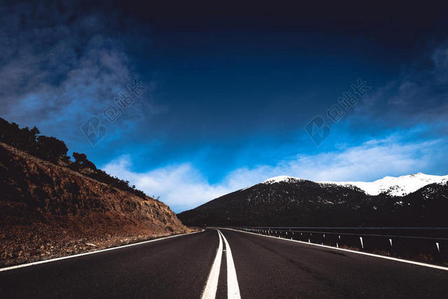 美丽的天空和笔直的公路背景图片