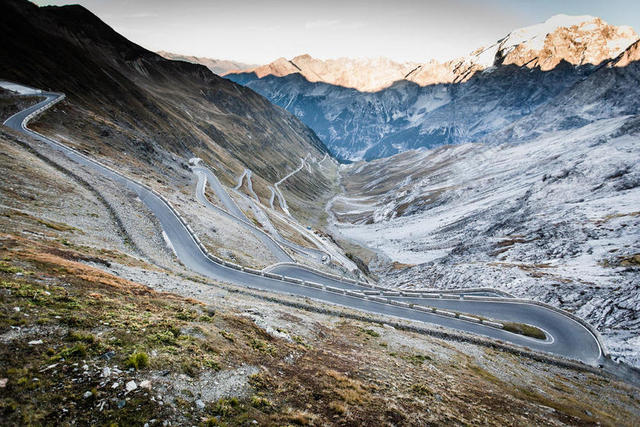 高山上蜿蜒的公路背景图片