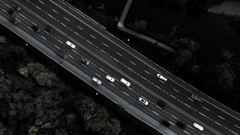 高架桥上飞驰的汽车背景图片