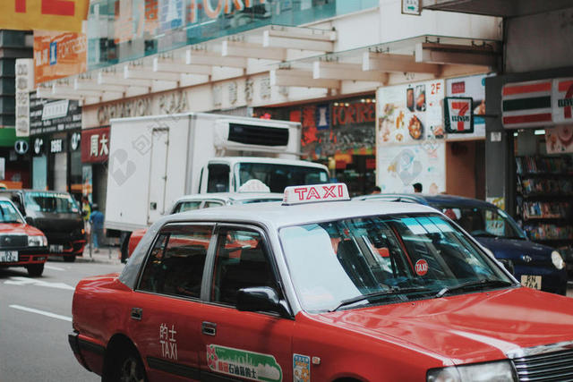 城市道路上飞驰的汽车背景图片