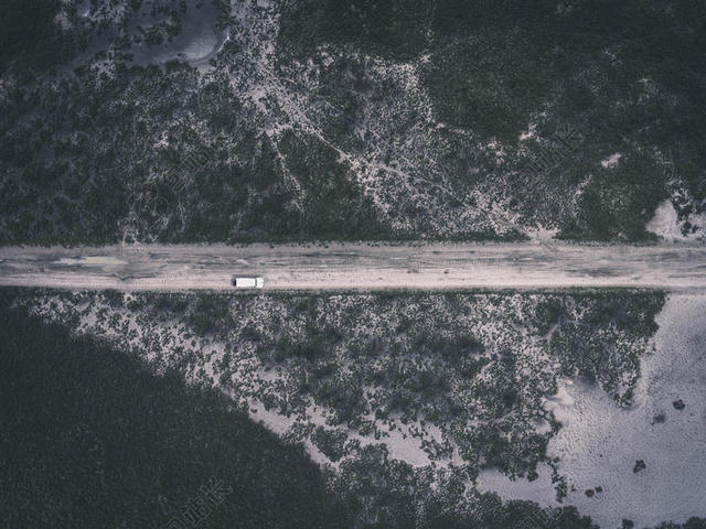 老旧道路上行驶的汽车背景图片