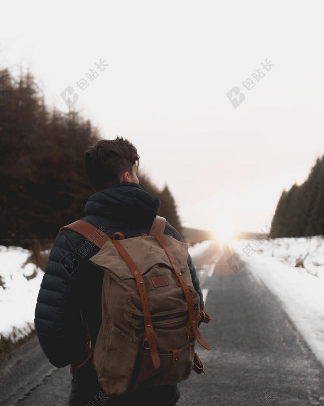 人物神秘站在山林外公路上的背包男子野外摄影人物公路背景图片