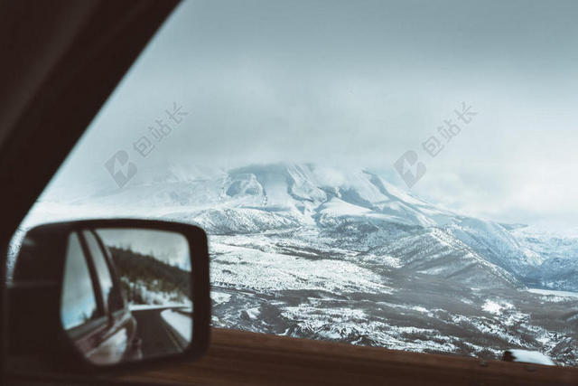 自然静谧云雾下的雪山和汽车旅游冬雪风景背景图片